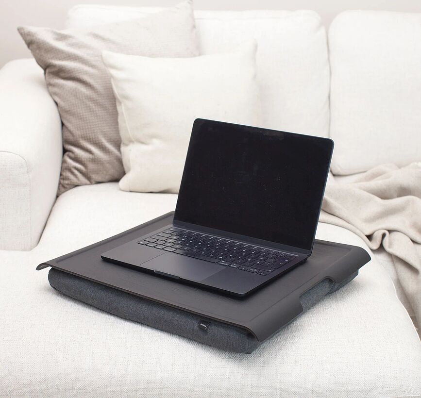 Laptray Pladanj L za krilo vrbovo drvo mat crni s protukliznom površinom sa sivim jastukom