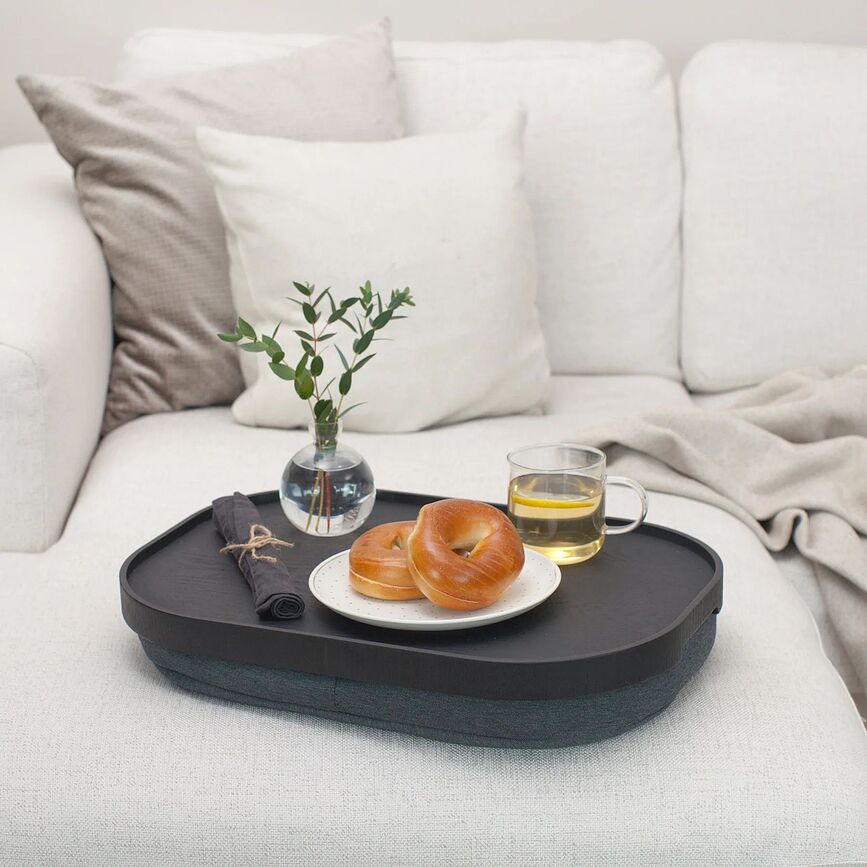 Pladenj za naročje ovalen, L, s protizdrsno prevleko, orehov les, s sivo blazino