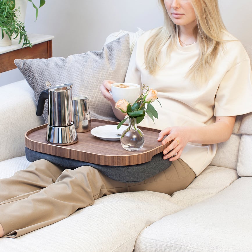 Laptray Poslužavnik ovalni L s protukliznim premazom vrbovo drvo mat crni sa sivim jastukom