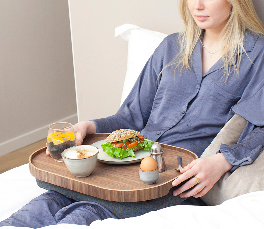 Laptray Poslužavnik ovalni L s protukliznim premazom vrbovo drvo mat crni sa sivim jastukom