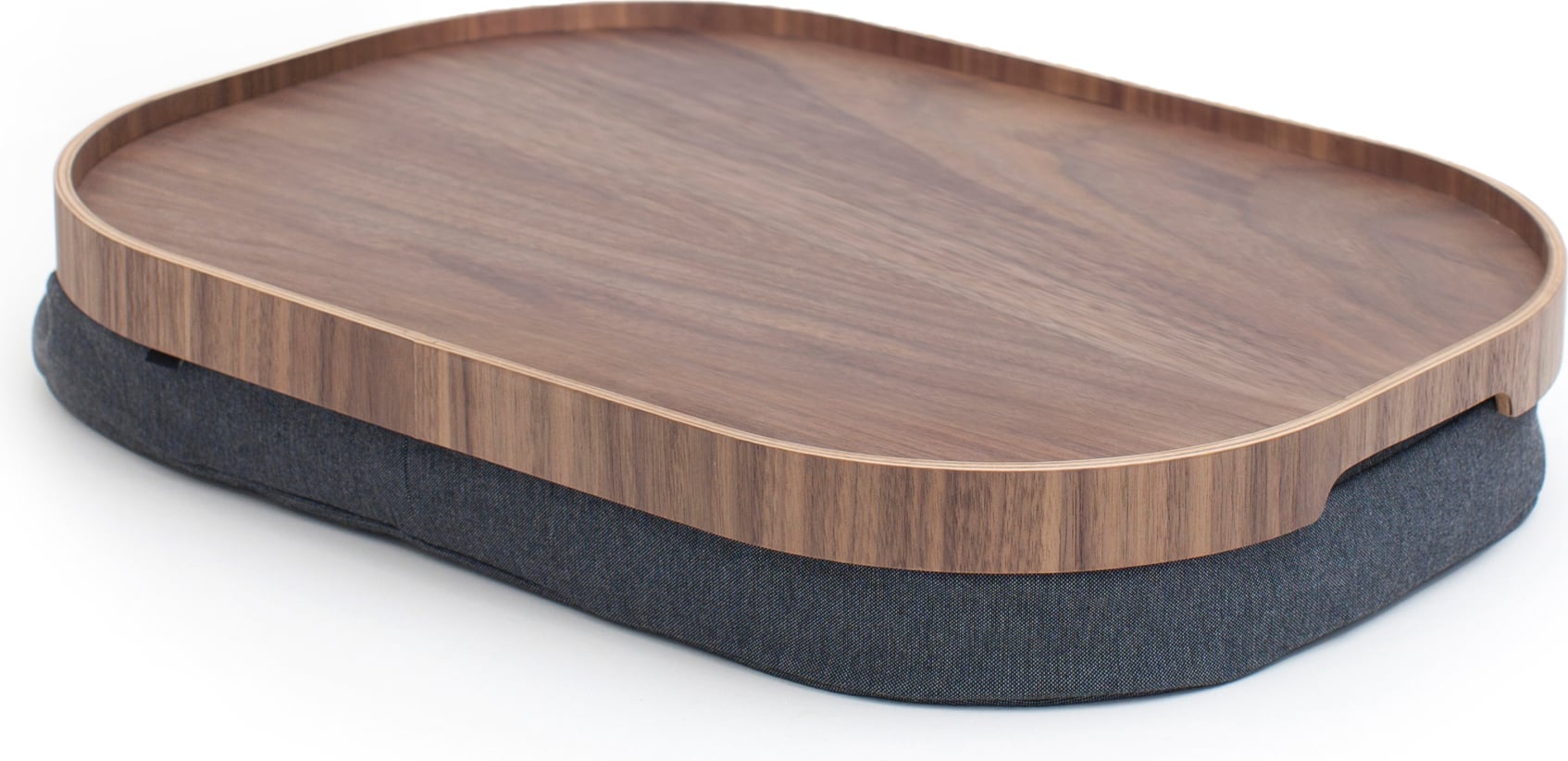 Laptray Tablett L oval Nussbaumholz mit Anti-Rutsch-Beschichtung und mit einem grauen Kissen
