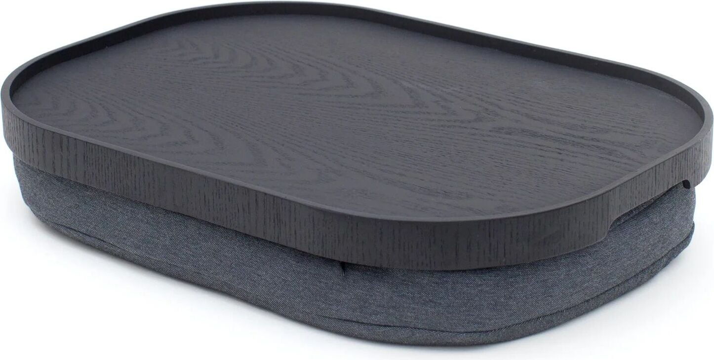 Laptray Tablett L oval schwarz matt Weidenholz mit Anti-Rutsch-Beschichtung und mit einem grauen Kissen