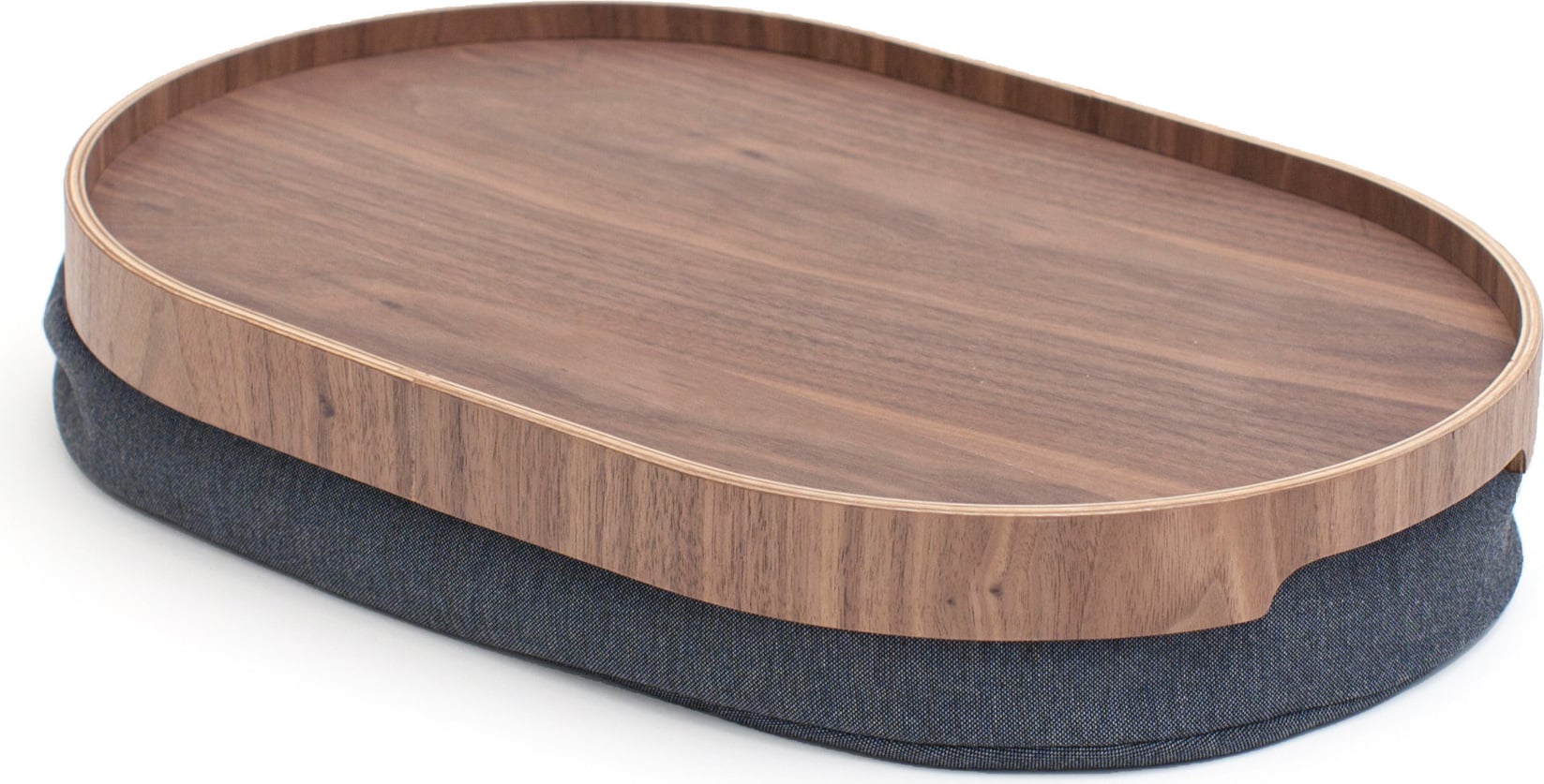 Laptray Tablett M oval Nussbaumholz mit Anti-Rutsch-Beschichtung und mit einem grauen Kissen