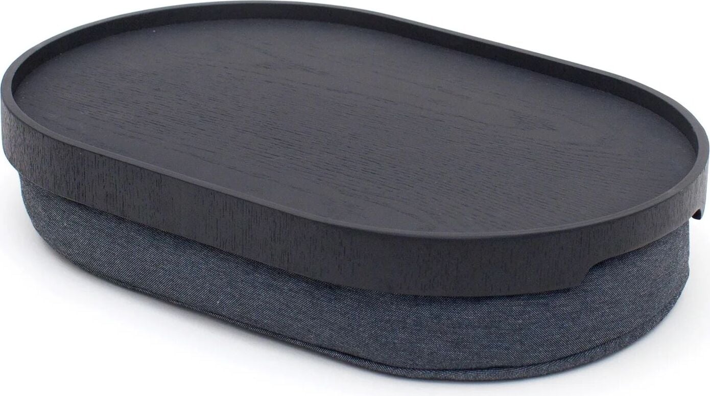 Laptray Tablett M oval schwarz matt Weidenholz mit Anti-Rutsch-Beschichtung und mit einem grauen Kissen