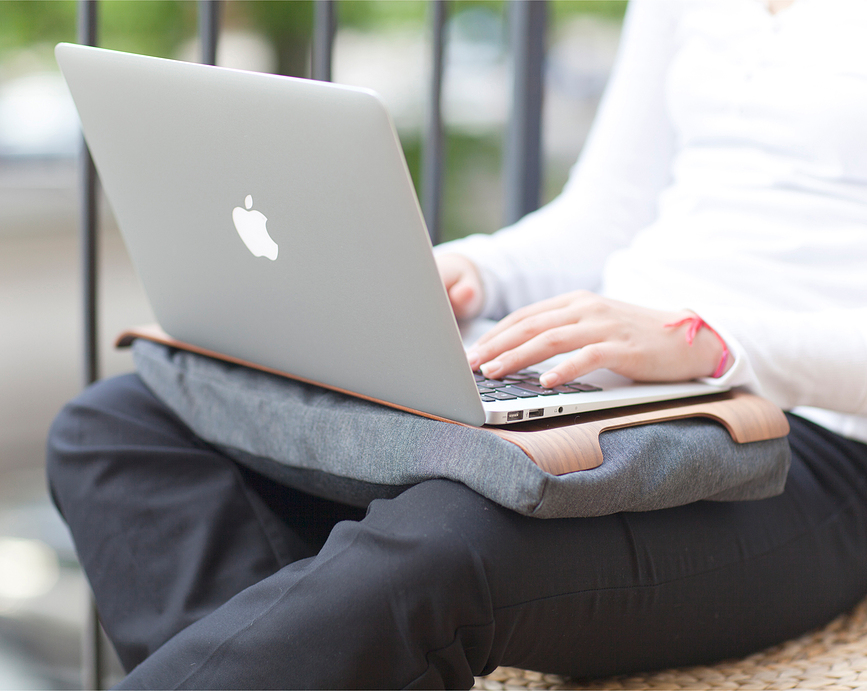 Mini Laptray Pladanj s protukliznom površinom crni mat sa sivim jastukom