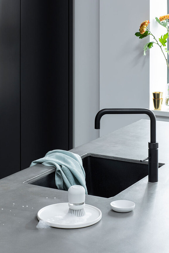 Cepillo para platos con dispensador Sink Side, gris oscuro