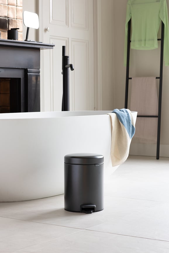 Cubo de Basura de pedal NewIcon, 5 L, negro mate