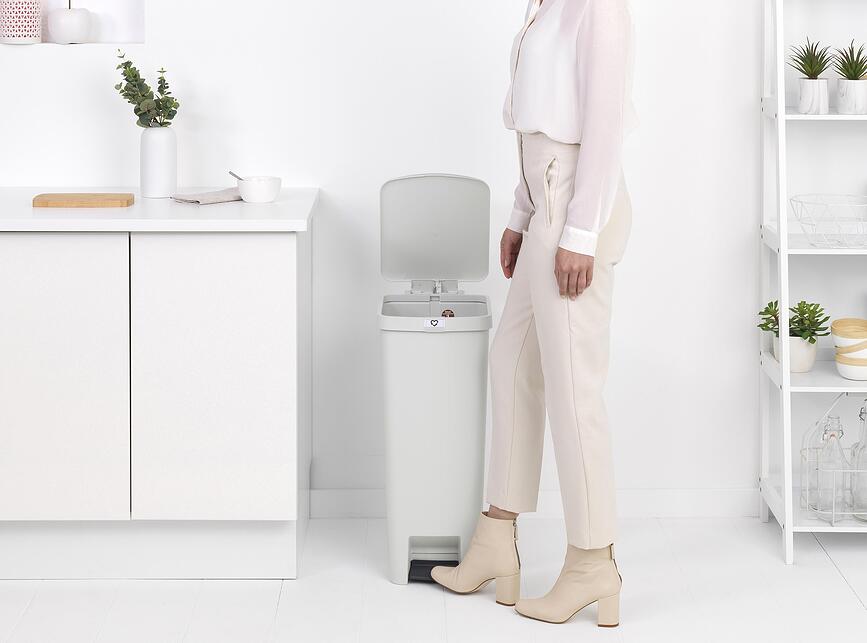 Cubo de basura con pedal StepUp 40 l, beige, reciclado