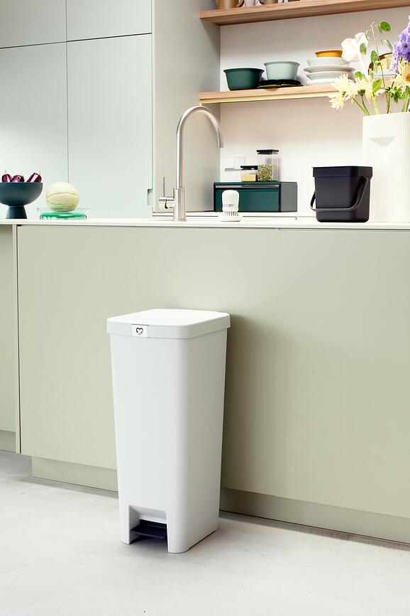 Cubo de basura con pedal StepUp 40 l, beige, reciclado