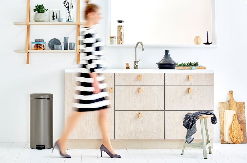 NewIcon Poubelle à Pédale avec seau intérieur en métal, 30 L, acier poli