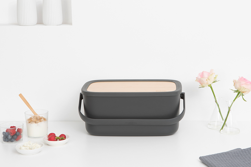 Nic Κουτί Ψωμιού, ανθρακί