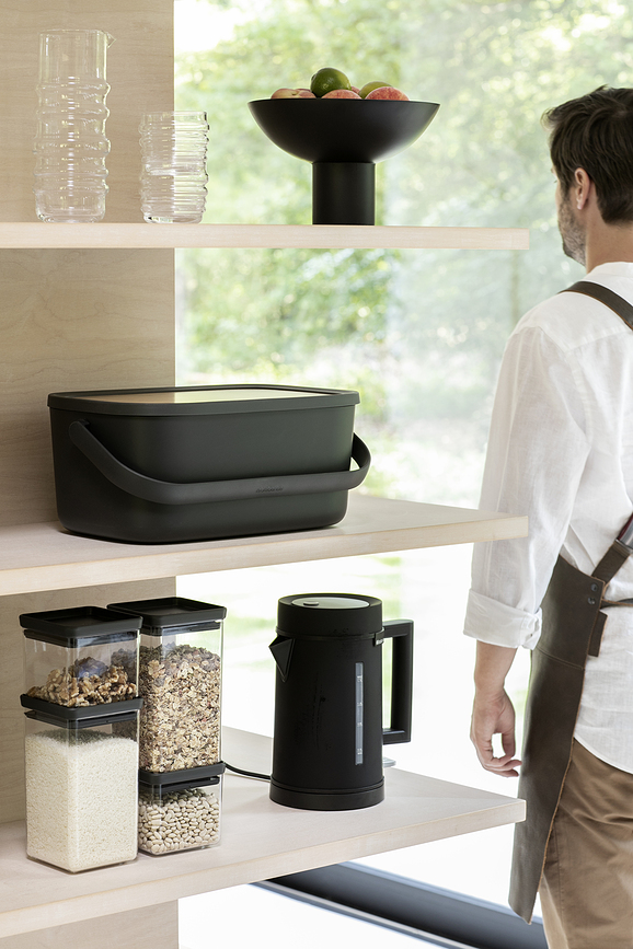 Nic Κουτί Ψωμιού, ανθρακί