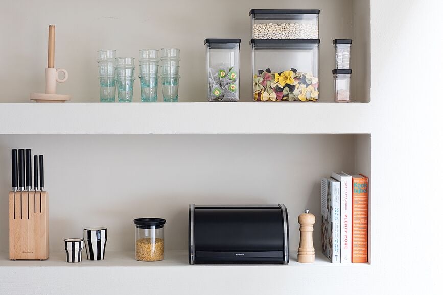 Panera Brabantia pequeña, blanca, con acabado plateado