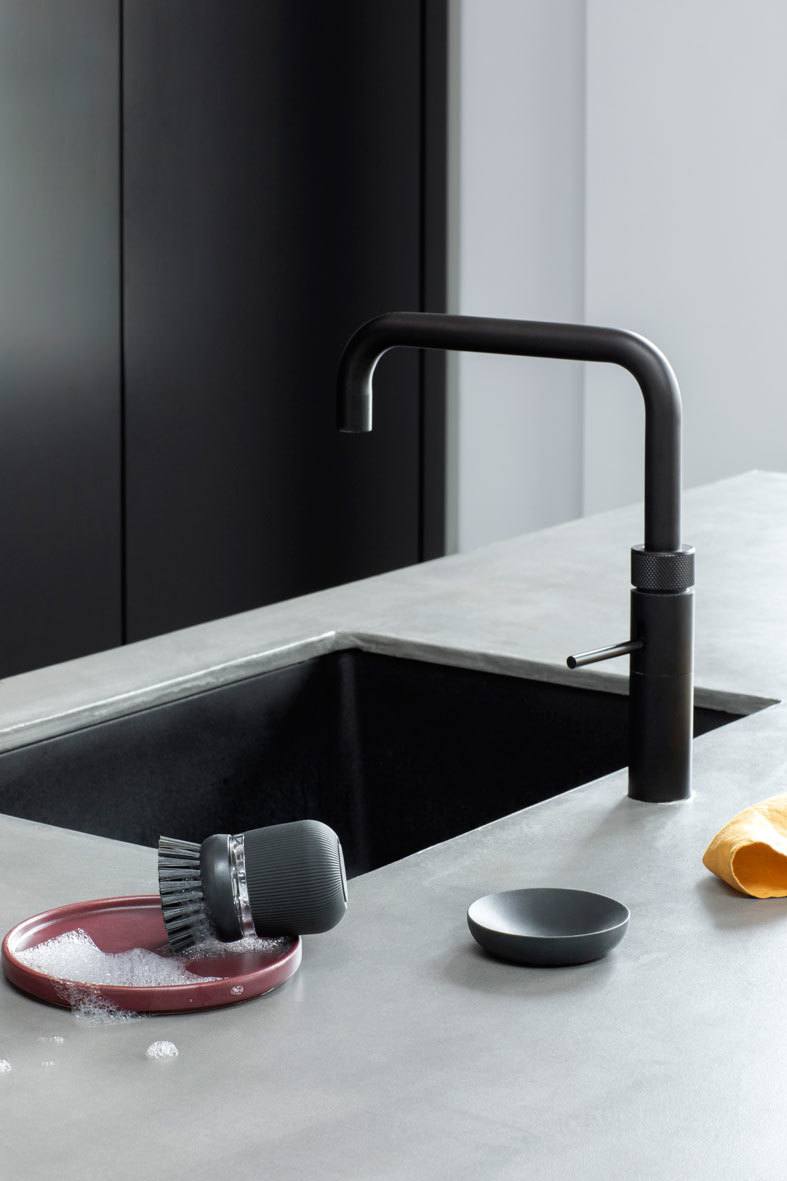 https://3fa-media.com/brabantia/brabantia-sink-side-dishwashing-brush-with-a-dispenser__89830_a1901b8-s2500x2500.jpg