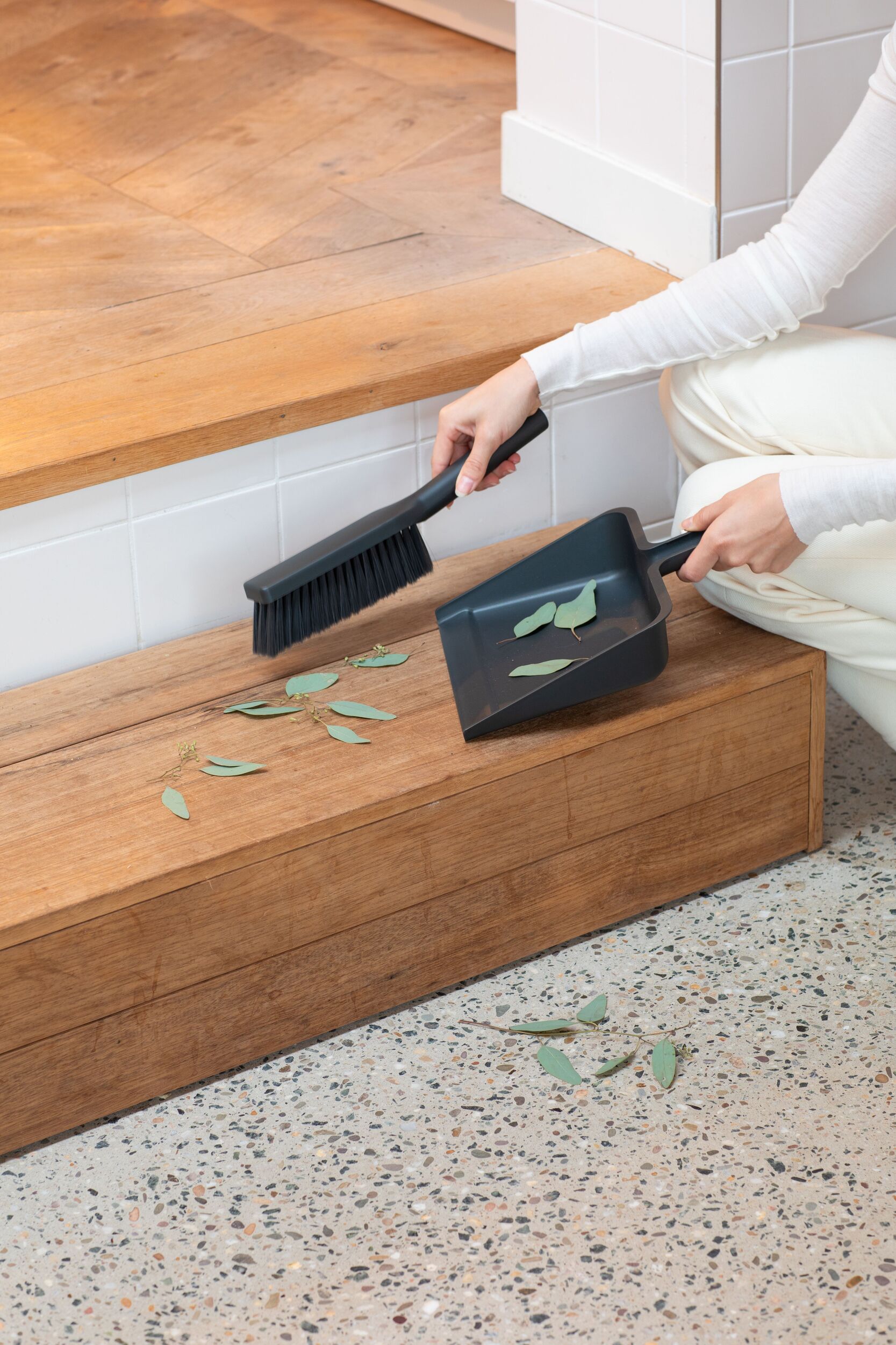 Zmiotka i szufelka Sink Side ciemnoszare - Brabantia 234163 | FF