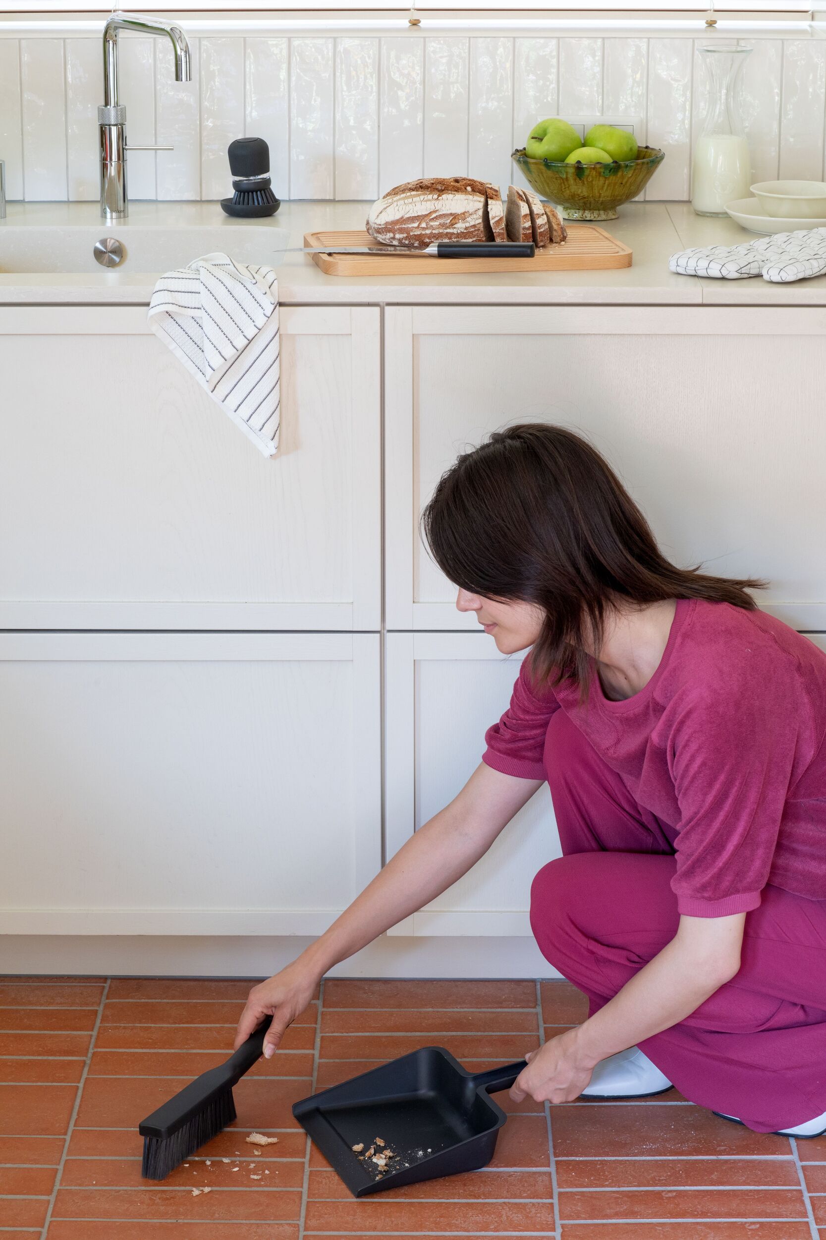 Zmiotka i szufelka Sink Side ciemnoszare - Brabantia 234163 | FF