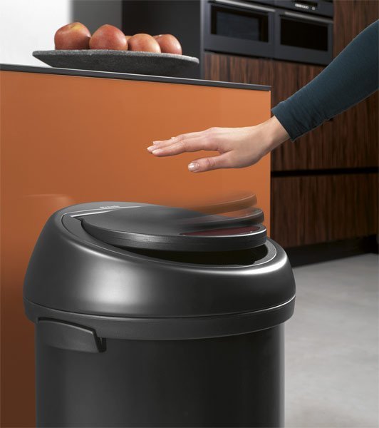 Kosz na śmieci Sensor Bin 50l czarny Brabantia Fabryka Form