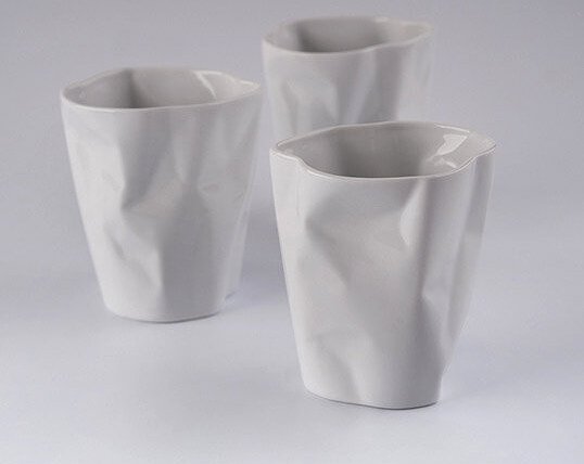 Taza de diseño irregular Ćmielów, pequeña, blanca