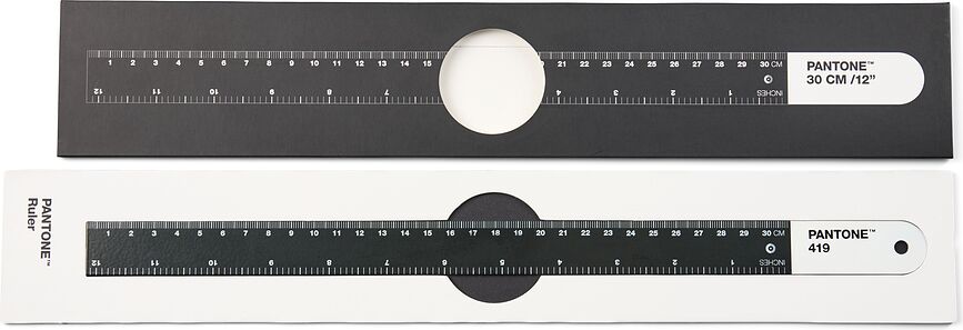 Pantone Ravnilo, črno