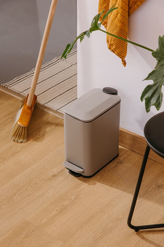 Essentials téglalap alakú pedálos szemetes 5 l, bézs