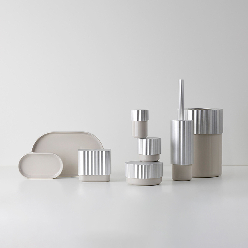 Bote de Baño Of Line, 7,6 cm, crema, con tapa plateada