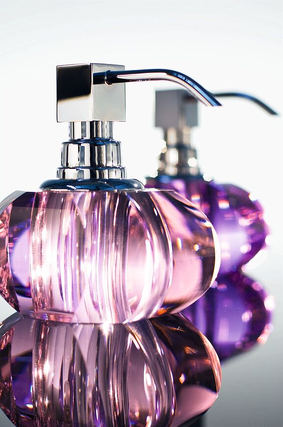 Dispensador de Jabón Kristall, color ámbar, con bomba cromada