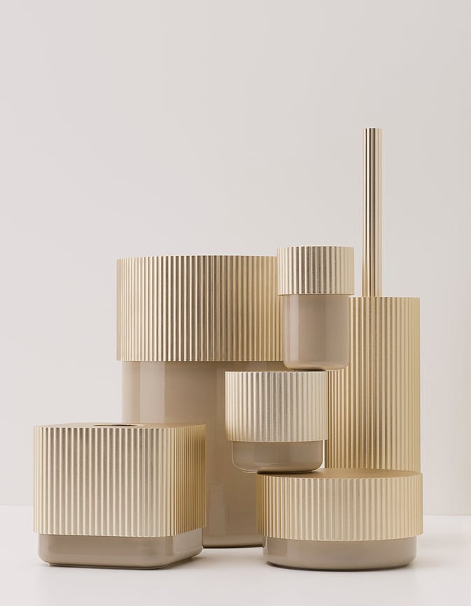 Escobillero Of Line, dorado, con base color arena