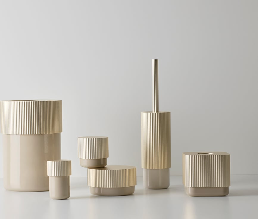 Escobillero de pared Of Line, acabado dorado, con base negra