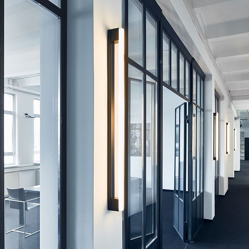 Omega 200 Stenska svetilka, črna mat