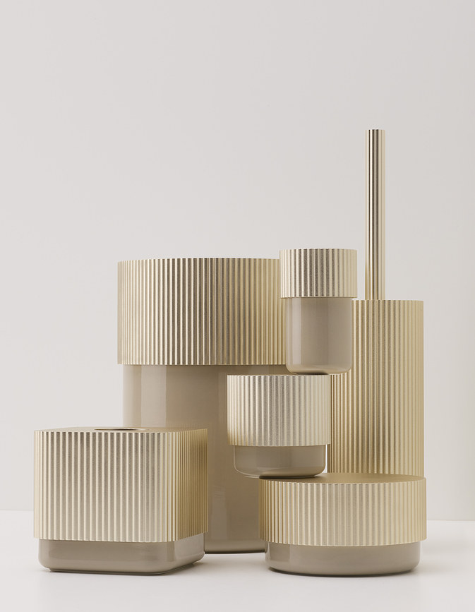 Papelera de Baño Of Line, color arena, con tapa dorada