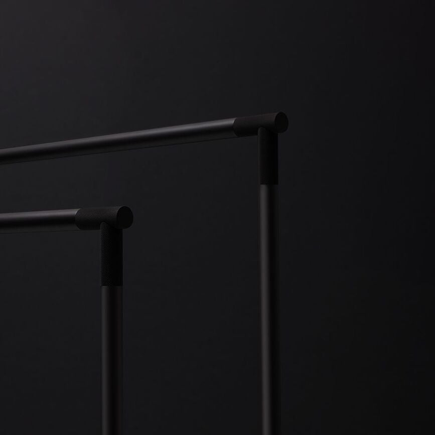 Toallero de Pie Club, metal oscuro, acabado dorado mate