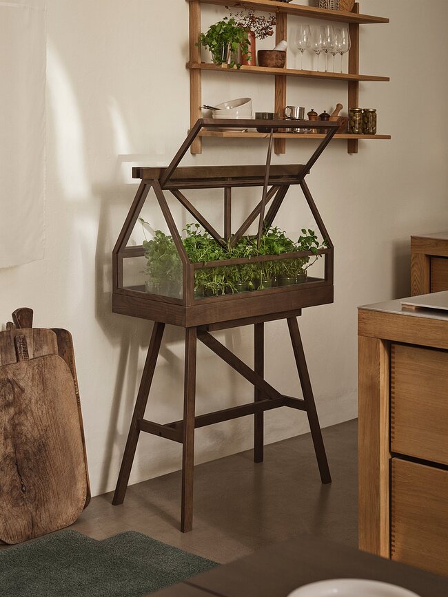 Serre Design House Stockholm, en chêne foncé