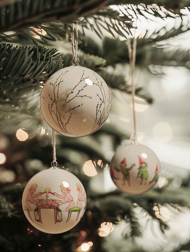 Elsa Beskow Božićne Kuglice motiv Žaba Bumbar Cvrčak 3 kom.