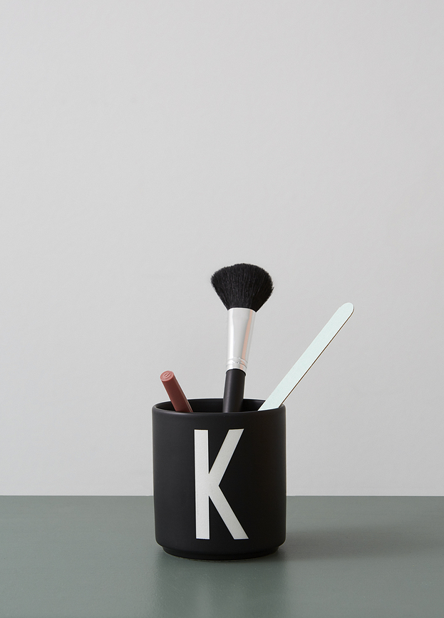 AJ Skodelica, porcelanasta, črna, črka L