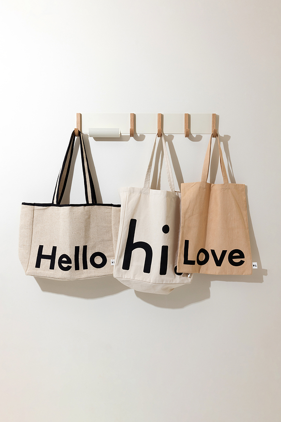 Bolsa multiusos Design Letters Hello, beige y negra