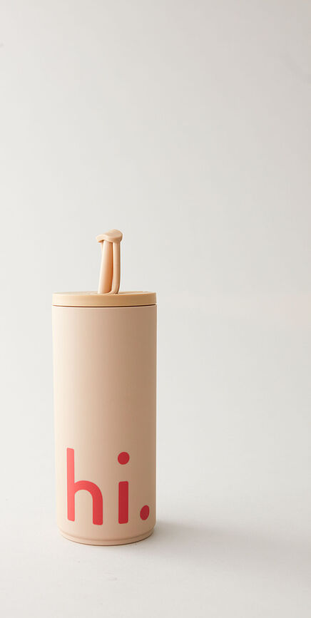 Design Letters Hi Mug de Voyage avec paille, revêtement soft touch, 500 ml, beige