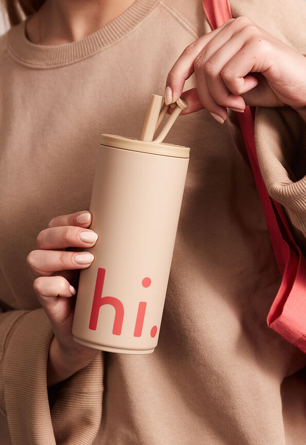 Design Letters Hi Potovalni Lonček s slamico, z mehko prevleko, 500 ml, bež