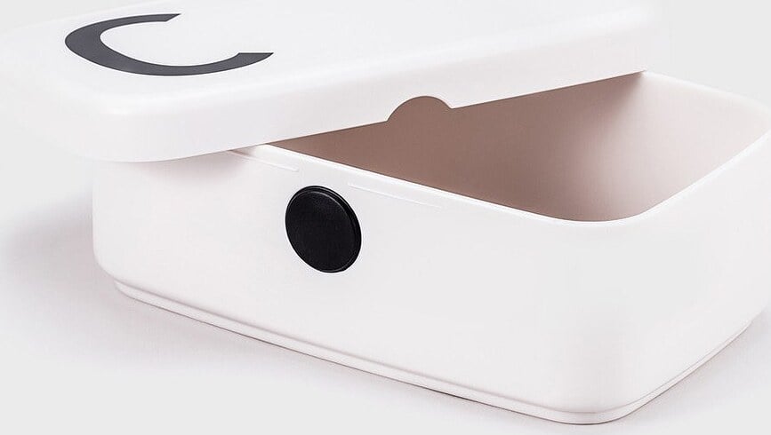 Fiambrera AJ, con la letra W