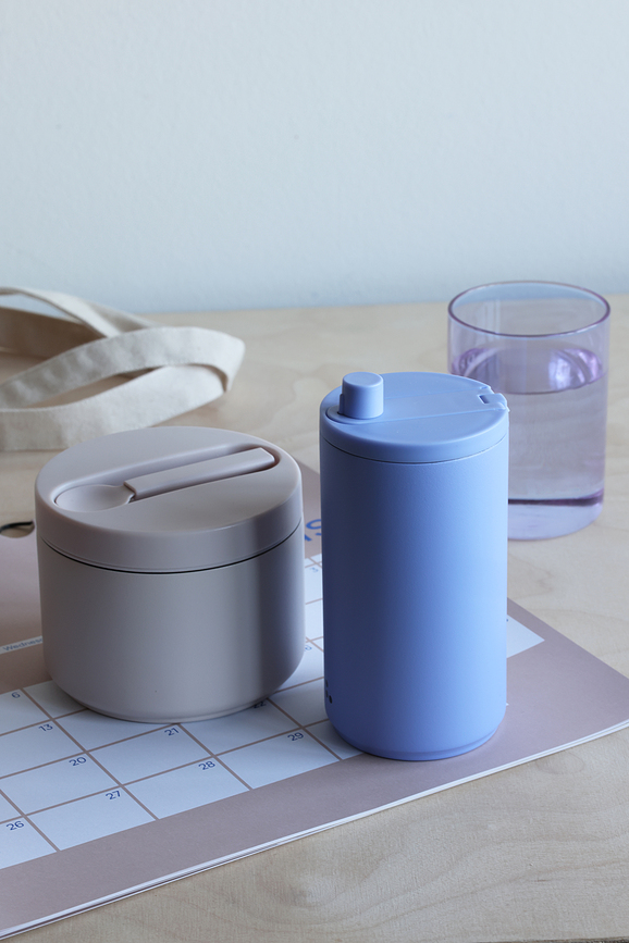 Taza de viaje Design Letters, morada