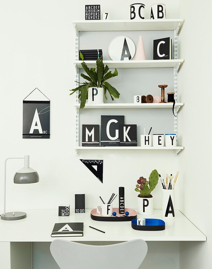 AJ Krožnik z črko D, porcelanski