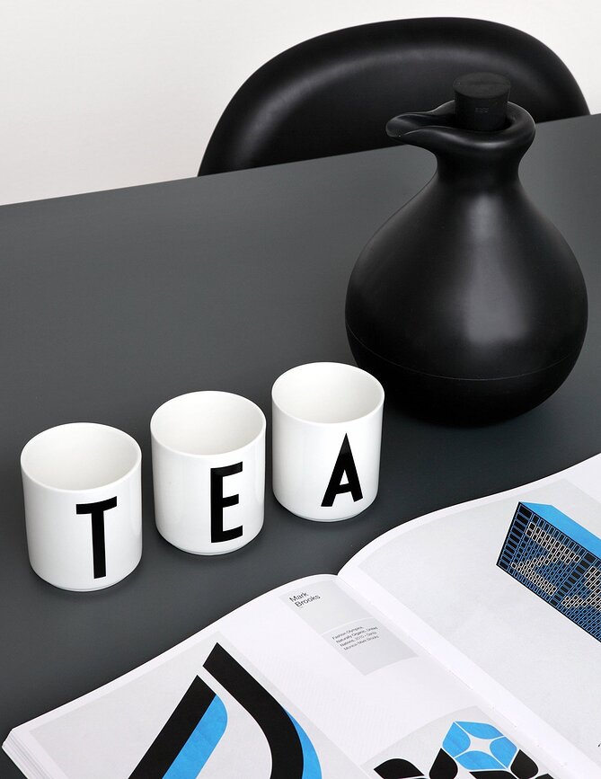 Taza de porcelana AJ, letra S