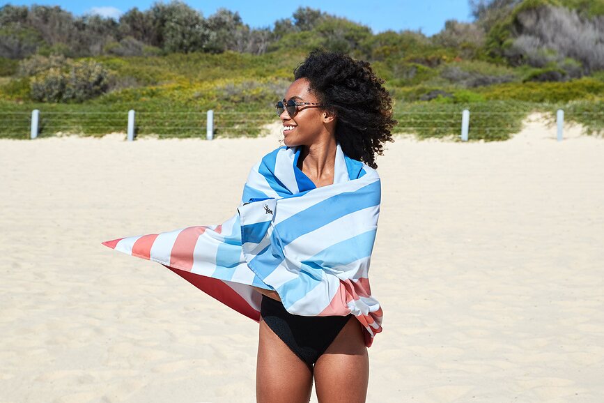 Toalla de playa de secado rápido Dock & Bay, 90 x 200 cm, azul marino