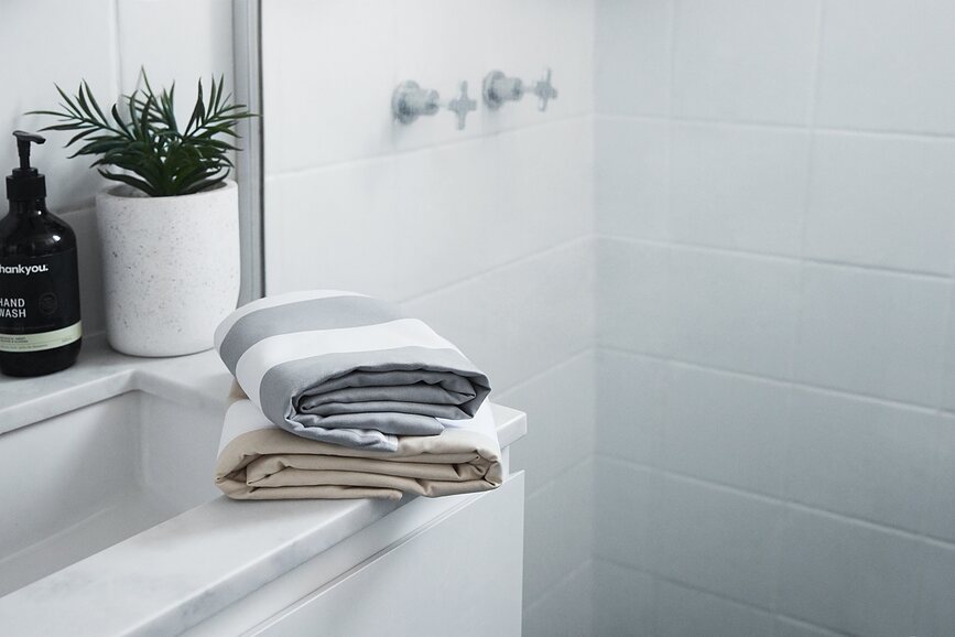 Toalla de playa de secado rápido Dock & Bay, 90 x 200 cm, azul marino