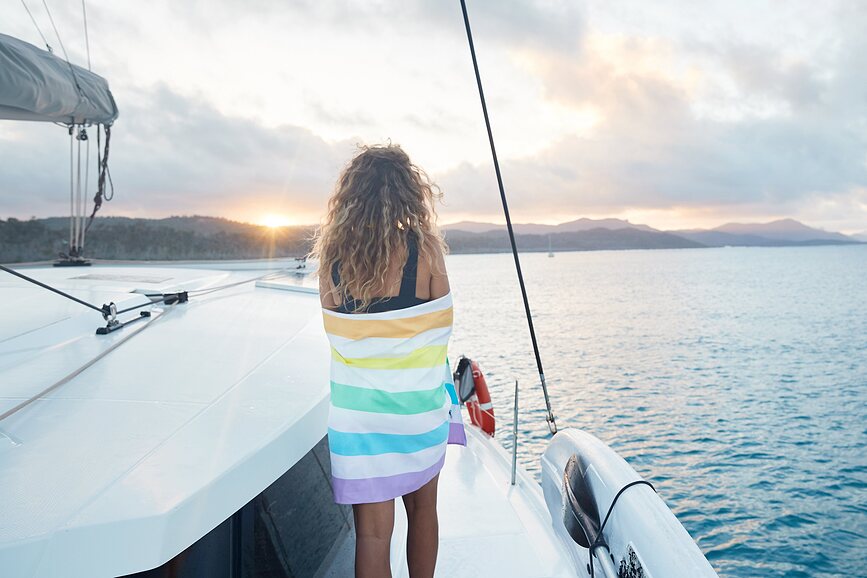 Toalla de playa de secado rápido Dock & Bay, 90 x 200 cm, azul marino