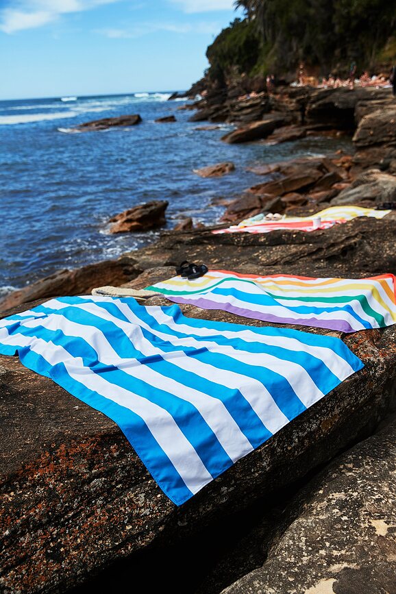 Toalla de playa de secado rápido Dock & Bay, 90 x 200 cm, azul marino