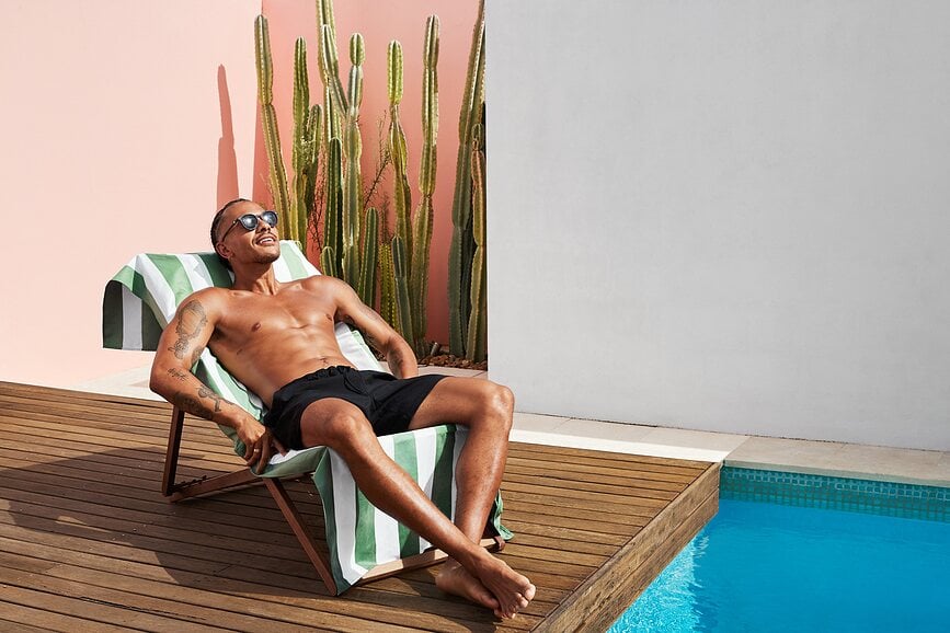 Toalla de playa de secado rápido Dock & Bay, 90 x 200 cm, azul marino