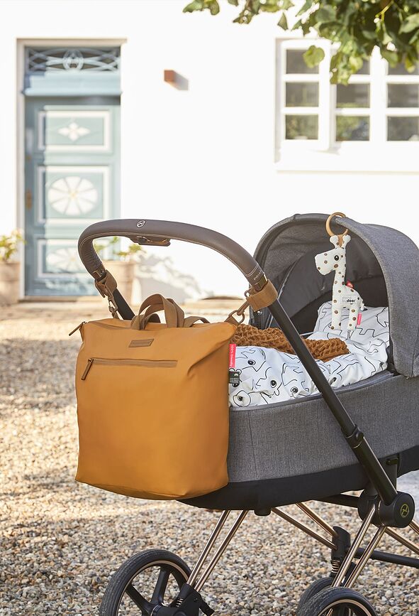 Done By Deer Nahrbtnik s previjalno podlogo, črn