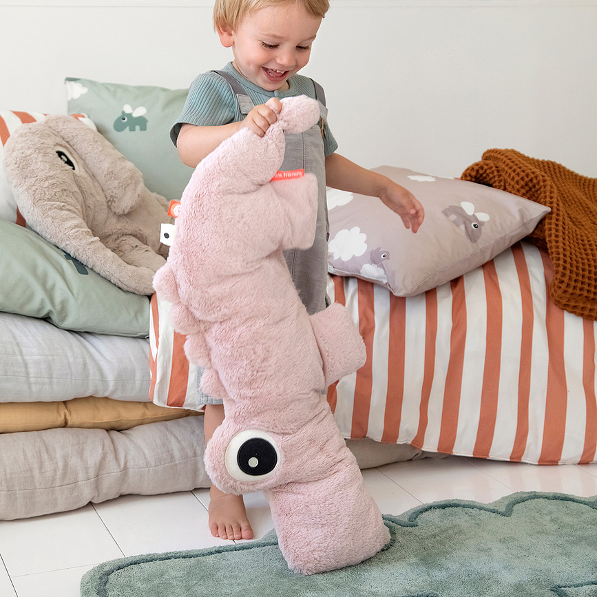 Peluche Elefante Done By Deer, grande, color arena, con relleno de bolitas