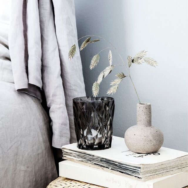 κερί πάνω σε βιβλία