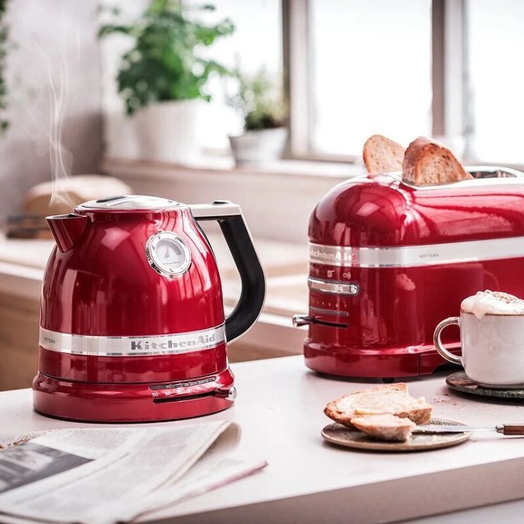 czajnik kitchenaid w kolorze karmelkowej czerwieni to kultowy element współczesnej kuchni